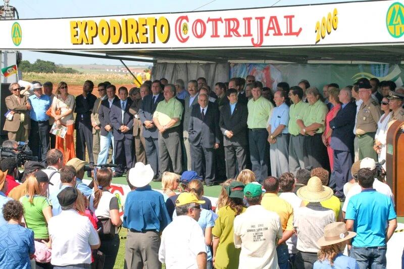 Autoridades no palanque da abertura da Expodireto Cotrijal 2006, diante do público